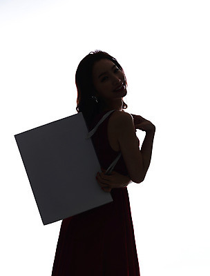 포토 JPG 스튜디오촬영 우먼라이프 라이프스타일 원피스 여자 실루엣 모션 실내 한명 서기 들기 사람 상반신 20대 성인 옆모습 쇼핑 뷰티 쇼핑백 섹시 한국인 우아함 역광 의료성형뷰티 청년만 청년여자만 청년여자한명만 성인여자한명만 국내포토 1 옷 뷰포인트 컨셉 가방 촬영기법 동양인 청년 내부 생활 여자만 여자한명만 성인여자만 성인만 파일형식