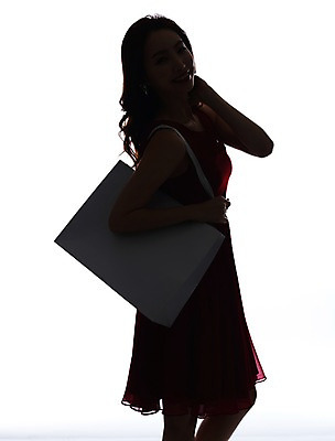 포토 JPG 스튜디오촬영 우먼라이프 라이프스타일 원피스 여자 실루엣 모션 실내 한명 서기 들기 사람 상반신 20대 성인 옆모습 쇼핑 뷰티 쇼핑백 섹시 한국인 우아함 역광 의료성형뷰티 청년만 청년여자만 청년여자한명만 성인여자한명만 국내포토 1 옷 뷰포인트 컨셉 가방 촬영기법 동양인 청년 내부 생활 여자만 여자한명만 성인여자만 성인만 파일형식