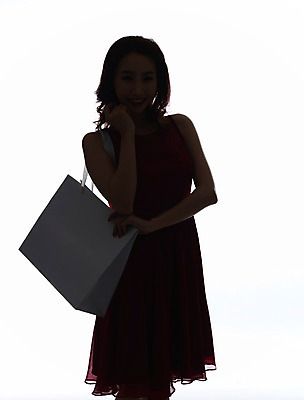 포토 JPG 스튜디오촬영 우먼라이프 라이프스타일 원피스 여자 실루엣 모션 실내 한명 서기 들기 사람 상반신 20대 성인 앞모습 쇼핑 뷰티 쇼핑백 섹시 한국인 우아함 역광 의료성형뷰티 청년만 청년여자만 청년여자한명만 성인여자한명만 국내포토 1 옷 뷰포인트 컨셉 가방 촬영기법 동양인 청년 내부 생활 여자만 여자한명만 성인여자만 성인만 파일형식