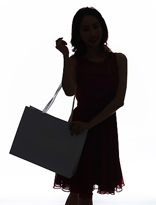 포토 JPG 스튜디오촬영 우먼라이프 라이프스타일 원피스 여자 실루엣 모션 실내 한명 서기 들기 사람 손짓 상반신 20대 성인 앞모습 쇼핑 뷰티 쇼핑백 섹시 한국인 우아함 역광 의료성형뷰티 청년만 청년여자만 청년여자한명만 성인여자한명만 국내포토 1 옷 뷰포인트 컨셉 가방 촬영기법 동양인 청년 내부 생활 여자만 여자한명만 성인여자만 성인만 파일형식