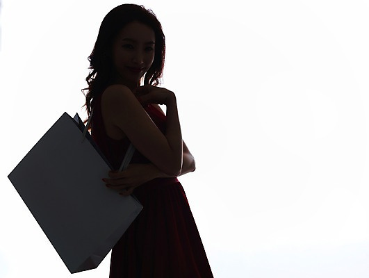 포토 JPG 스튜디오촬영 우먼라이프 라이프스타일 원피스 여자 실루엣 모션 실내 한명 서기 들기 사람 손짓 상반신 20대 성인 쇼핑 뷰티 쇼핑백 섹시 한국인 우아함 역광 의료성형뷰티 청년만 청년여자만 청년여자한명만 성인여자한명만 국내포토 1 옷 컨셉 가방 촬영기법 동양인 청년 내부 생활 여자만 여자한명만 성인여자만 성인만 파일형식