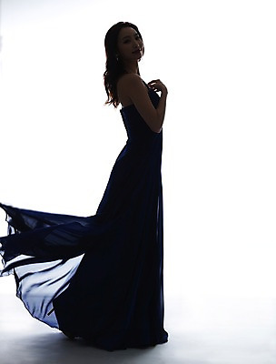 포토 JPG 스튜디오촬영 전신 우먼라이프 라이프스타일 드레스 여자 실루엣 모션 실내 한명 서기 사람 20대 성인 옆모습 뷰티 섹시 한국인 우아함 역광 의료성형뷰티 청년만 청년여자만 청년여자한명만 성인여자한명만 국내포토 1 옷 뷰포인트 컨셉 촬영기법 동양인 청년 내부 생활 여자만 여자한명만 성인여자만 성인만 파일형식