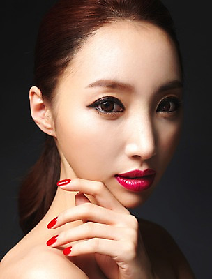 포토 JPG 스튜디오촬영 우먼라이프 라이프스타일 여자 얼굴 모션 실내 표정 한명 사람 손짓 상반신 20대 성인 옆모습 신체부위 뷰티 섹시 한국인 매끈함 의료성형뷰티 청년만 청년여자만 청년여자한명만 성인여자한명만 국내포토 1 뷰포인트 컨셉 동양인 청년 내부 생활 감각 여자만 여자한명만 성인여자만 성인만 파일형식