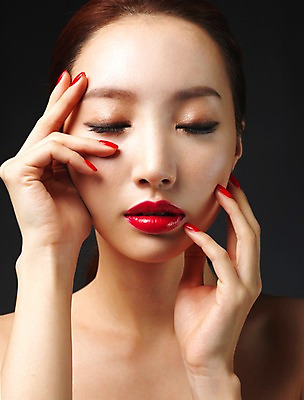 포토 JPG 스튜디오촬영 우먼라이프 라이프스타일 여자 모션 실내 표정 한명 사람 손짓 상반신 20대 성인 앞모습 뷰티 섹시 눈감음 한국인 매끈함 의료성형뷰티 청년만 청년여자만 청년여자한명만 성인여자한명만 국내포토 1 뷰포인트 컨셉 동양인 청년 내부 생활 감각 여자만 여자한명만 성인여자만 성인만 파일형식