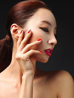 포토 JPG 스튜디오촬영 우먼라이프 라이프스타일 여자 모션 실내 표정 한명 사람 손짓 상반신 20대 성인 앞모습 뷰티 섹시 한국인 매끈함 의료성형뷰티 청년만 청년여자만 청년여자한명만 성인여자한명만 내려보기 국내포토 1 뷰포인트 컨셉 동양인 청년 내부 생활 감각 여자만 여자한명만 성인여자만 성인만 파일형식