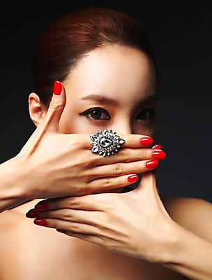 포토 JPG 스튜디오촬영 우먼라이프 라이프스타일 여자 모션 실내 표정 한명 사람 손짓 상반신 20대 성인 앞모습 뷰티 섹시 한국인 반지 매끈함 의료성형뷰티 청년만 청년여자만 청년여자한명만 성인여자한명만 국내포토 1 뷰포인트 컨셉 장신구 동양인 청년 내부 생활 감각 여자만 여자한명만 성인여자만 성인만 파일형식