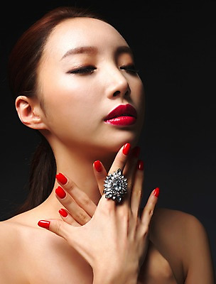 포토 JPG 스튜디오촬영 우먼라이프 라이프스타일 여자 모션 실내 표정 한명 사람 손짓 상반신 20대 성인 앞모습 뷰티 섹시 눈감음 한국인 반지 매끈함 의료성형뷰티 청년만 청년여자만 청년여자한명만 성인여자한명만 국내포토 1 뷰포인트 컨셉 장신구 동양인 청년 내부 생활 감각 여자만 여자한명만 성인여자만 성인만 파일형식