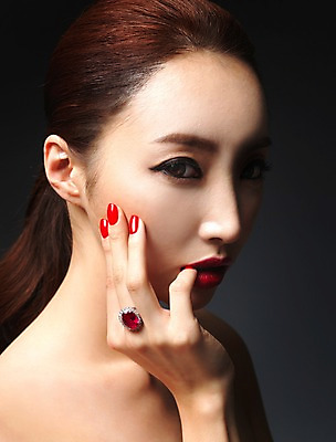 포토 JPG 스튜디오촬영 우먼라이프 라이프스타일 여자 모션 실내 표정 한명 사람 손짓 상반신 20대 성인 옆모습 뷰티 섹시 한국인 반지 매끈함 의료성형뷰티 청년만 청년여자만 청년여자한명만 성인여자한명만 국내포토 1 뷰포인트 컨셉 장신구 동양인 청년 내부 생활 감각 여자만 여자한명만 성인여자만 성인만 파일형식