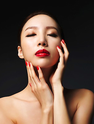 포토 JPG 스튜디오촬영 우먼라이프 라이프스타일 여자 모션 실내 표정 한명 서기 사람 손짓 상반신 20대 성인 앞모습 뷰티 섹시 눈감음 한국인 매끈함 의료성형뷰티 청년만 청년여자만 청년여자한명만 성인여자한명만 국내포토 1 뷰포인트 컨셉 동양인 청년 내부 생활 감각 여자만 여자한명만 성인여자만 성인만 파일형식