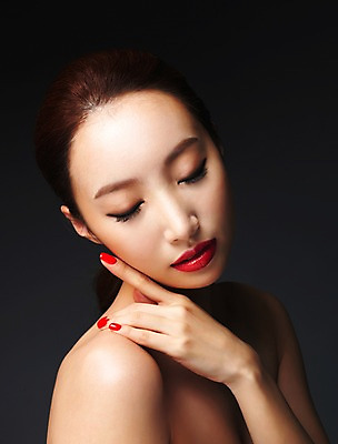 포토 JPG 스튜디오촬영 우먼라이프 라이프스타일 여자 모션 실내 표정 한명 사람 손짓 상반신 20대 성인 옆모습 뷰티 섹시 눈감음 한국인 매끈함 의료성형뷰티 청년만 청년여자만 청년여자한명만 성인여자한명만 국내포토 1 뷰포인트 컨셉 동양인 청년 내부 생활 감각 여자만 여자한명만 성인여자만 성인만 파일형식