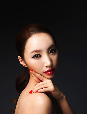 포토 JPG 스튜디오촬영 우먼라이프 라이프스타일 여자 모션 실내 표정 한명 사람 손짓 상반신 20대 성인 옆모습 뷰티 섹시 한국인 매끈함 의료성형뷰티 청년만 청년여자만 청년여자한명만 성인여자한명만 국내포토 1 뷰포인트 컨셉 동양인 청년 내부 생활 감각 여자만 여자한명만 성인여자만 성인만 파일형식