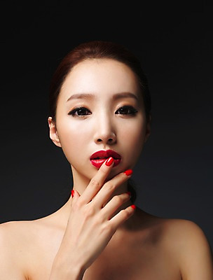 포토 JPG 스튜디오촬영 우먼라이프 라이프스타일 여자 모션 실내 표정 한명 사람 손짓 상반신 20대 성인 앞모습 뷰티 섹시 한국인 매끈함 의료성형뷰티 청년만 청년여자만 청년여자한명만 성인여자한명만 국내포토 1 뷰포인트 컨셉 동양인 청년 내부 생활 감각 여자만 여자한명만 성인여자만 성인만 파일형식