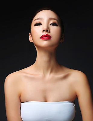 포토 JPG 스튜디오촬영 우먼라이프 라이프스타일 여자 모션 실내 무표정 표정 한명 사람 상반신 20대 성인 앞모습 뷰티 섹시 한국인 매끈함 의료성형뷰티 청년만 청년여자만 청년여자한명만 성인여자한명만 국내포토 1 감정 뷰포인트 컨셉 동양인 청년 내부 생활 감각 여자만 여자한명만 성인여자만 성인만 파일형식