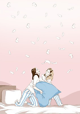 PSD 라이프스타일 여자 여유 백그라운드 일러스트 장난 베개 실내 사람 성인 두명 친구 잠옷 침대 깃털 여자만 성인여자만 성인만 국내일러스트 옷 감정 가구 관계 침구 내부 생활 파일형식