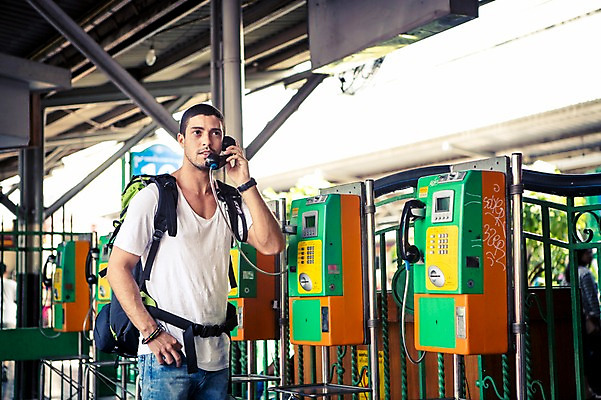 포토 JPG 주간 서양인 외국인 라이프스타일 남자 여유 맨라이프 해외여행 여행 배낭 태국 2014년태국 한명 서기 들기 사람 상반신 20대 성인 야외 앞모습 청춘 배낭여행 공중전화 수화기 방콕 통화 청년만 청년남자만 청년남자한명만 성인남자한명만 국내포토 자연요소 해외기획촬영 1 해외 감정 아시아 뷰포인트 컨셉 가방 모션 인종 청년 생활 전화기 남자만 남자한명만 성인남자만 성인만 파일형식