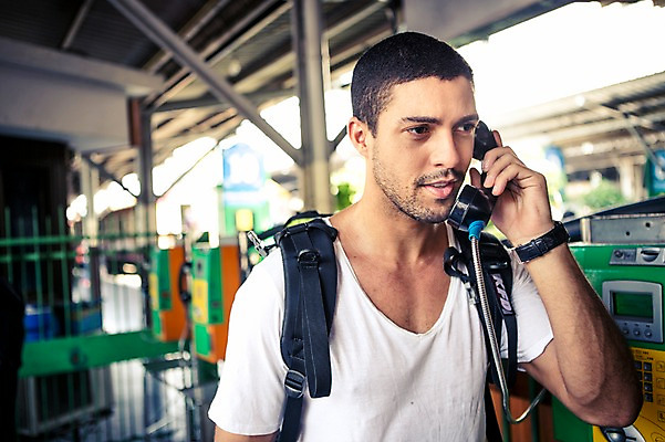 포토 JPG 주간 서양인 외국인 라이프스타일 남자 여유 맨라이프 해외여행 여행 태국 2014년태국 한명 서기 들기 사람 상반신 20대 성인 야외 앞모습 청춘 배낭여행 공중전화 수화기 방콕 통화 청년만 청년남자만 청년남자한명만 성인남자한명만 국내포토 자연요소 해외기획촬영 1 해외 감정 아시아 뷰포인트 컨셉 모션 인종 청년 생활 전화기 남자만 남자한명만 성인남자만 성인만 파일형식