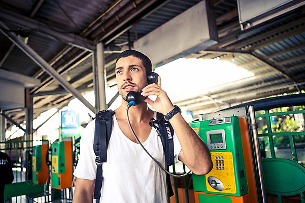 포토 JPG 주간 서양인 외국인 라이프스타일 남자 여유 맨라이프 해외여행 여행 태국 2014년태국 한명 서기 들기 사람 상반신 20대 성인 야외 앞모습 청춘 배낭여행 공중전화 수화기 방콕 통화 청년만 청년남자만 청년남자한명만 성인남자한명만 국내포토 자연요소 해외기획촬영 1 해외 감정 아시아 뷰포인트 컨셉 모션 인종 청년 생활 전화기 남자만 남자한명만 성인남자만 성인만 파일형식
