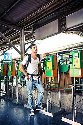 포토 JPG 주간 전신 서양인 외국인 라이프스타일 남자 여유 맨라이프 해외여행 여행 배낭 태국 2014년태국 한명 서기 사람 20대 성인 야외 앞모습 청춘 기다림 배낭여행 공중전화 방콕 청년만 청년남자만 청년남자한명만 성인남자한명만 국내포토 자연요소 해외기획촬영 1 해외 감정 아시아 뷰포인트 컨셉 가방 모션 인종 청년 생활 전화기 남자만 남자한명만 성인남자만 성인만 파일형식