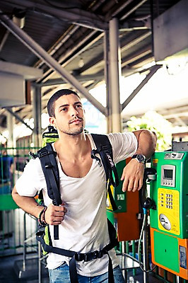 포토 JPG 주간 서양인 외국인 라이프스타일 응시 남자 여유 맨라이프 해외여행 여행 태국 2014년태국 한명 서기 사람 상반신 20대 성인 야외 앞모습 청춘 기다림 배낭여행 공중전화 방콕 청년만 청년남자만 청년남자한명만 성인남자한명만 국내포토 자연요소 해외기획촬영 1 해외 시선 감정 아시아 뷰포인트 컨셉 모션 인종 청년 생활 전화기 남자만 남자한명만 성인남자만 성인만 파일형식