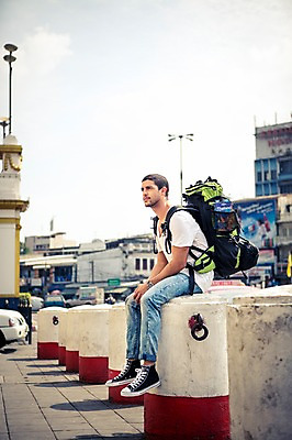 포토 JPG 주간 전신 서양인 외국인 라이프스타일 응시 남자 여유 맨라이프 해외여행 여행 배낭 태국 2014년태국 한명 사람 앉기 20대 성인 야외 옆모습 청춘 배낭여행 방콕 청년만 청년남자만 청년남자한명만 성인남자한명만 국내포토 자연요소 해외기획촬영 1 해외 시선 감정 아시아 뷰포인트 컨셉 가방 모션 인종 청년 생활 남자만 남자한명만 성인남자만 성인만 파일형식