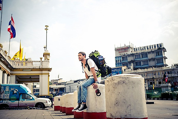 포토 JPG 주간 전신 서양인 외국인 라이프스타일 응시 남자 여유 맨라이프 해외여행 여행 배낭 태국 하늘 거리 2014년태국 한명 사람 앉기 20대 성인 야외 옆모습 청춘 배낭여행 방콕 청년만 청년남자만 청년남자한명만 성인남자한명만 국내포토 자연요소 해외기획촬영 1 해외 시선 감정 아시아 뷰포인트 컨셉 가방 모션 인종 청년 생활 남자만 남자한명만 성인남자만 성인만 파일형식