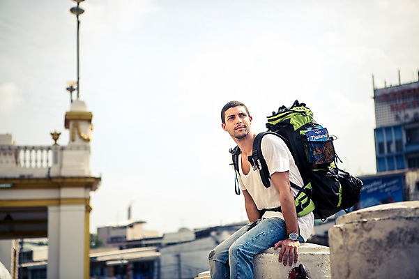 포토 JPG 주간 서양인 외국인 라이프스타일 응시 남자 여유 맨라이프 해외여행 여행 배낭 태국 하늘 거리 2014년태국 한명 사람 앉기 상반신 20대 성인 야외 옆모습 청춘 배낭여행 방콕 청년만 청년남자만 청년남자한명만 성인남자한명만 국내포토 자연요소 해외기획촬영 1 해외 시선 감정 아시아 뷰포인트 컨셉 가방 모션 인종 청년 생활 남자만 남자한명만 성인남자만 성인만 파일형식