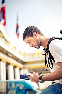 포토 JPG 주간 서양인 외국인 라이프스타일 남자 여유 맨라이프 해외여행 여행 태국 2014년태국 한명 들기 사람 상반신 20대 성인 야외 옆모습 청춘 가이드북 읽기 배낭여행 방콕 청년만 청년남자만 청년남자한명만 성인남자한명만 국내포토 자연요소 해외기획촬영 1 해외 감정 아시아 뷰포인트 컨셉 모션 인종 청년 생활 남자만 남자한명만 성인남자만 성인만 파일형식