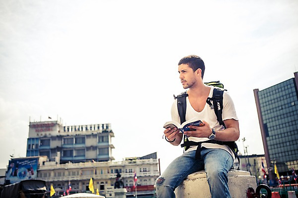 포토 JPG 주간 서양인 외국인 라이프스타일 응시 남자 여유 맨라이프 해외여행 여행 태국 2014년태국 한명 들기 사람 앉기 상반신 20대 성인 야외 앞모습 청춘 가이드북 배낭여행 방콕 청년만 청년남자만 청년남자한명만 성인남자한명만 국내포토 자연요소 해외기획촬영 1 해외 시선 감정 아시아 뷰포인트 컨셉 모션 인종 청년 생활 남자만 남자한명만 성인남자만 성인만 파일형식