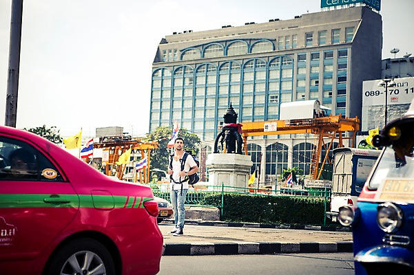 포토 JPG 주간 전신 서양인 외국인 라이프스타일 응시 공원 남자 여유 맨라이프 해외여행 여행 배낭 자동차 태국 2014년태국 한명 서기 사람 20대 성인 야외 건물 앞모습 청춘 배낭여행 방콕 청년만 청년남자만 청년남자한명만 성인남자한명만 국내포토 자연요소 해외기획촬영 1 해외 건축물 시선 공공시설 감정 아시아 육상교통 뷰포인트 컨셉 가방 모션 인종 청년 생활 남자만 남자한명만 성인남자만 성인만 파일형식