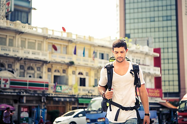 포토 JPG 주간 서양인 외국인 라이프스타일 남자 여유 맨라이프 해외여행 여행 배낭 자동차 태국 2014년태국 한명 사람 상반신 20대 성인 야외 건물 앞모습 청춘 걷기 배낭여행 방콕 청년만 청년남자만 청년남자한명만 성인남자한명만 국내포토 자연요소 해외기획촬영 1 해외 건축물 감정 아시아 육상교통 뷰포인트 컨셉 가방 모션 인종 청년 생활 남자만 남자한명만 성인남자만 성인만 파일형식