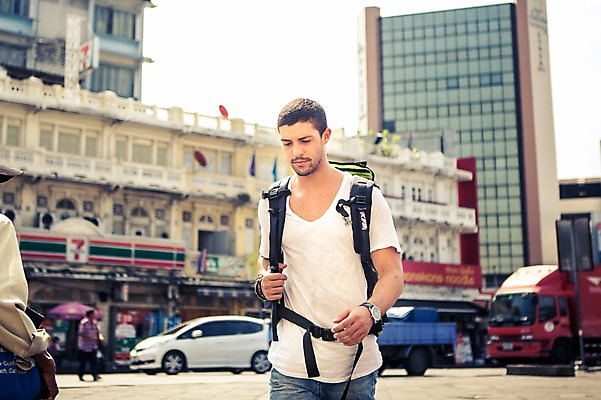 포토 JPG 주간 서양인 외국인 라이프스타일 남자 여유 맨라이프 해외여행 여행 배낭 자동차 태국 2014년태국 한명 사람 상반신 20대 성인 야외 건물 앞모습 청춘 걷기 배낭여행 방콕 청년만 청년남자만 청년남자한명만 성인남자한명만 국내포토 자연요소 해외기획촬영 1 해외 건축물 감정 아시아 육상교통 뷰포인트 컨셉 가방 모션 인종 청년 생활 남자만 남자한명만 성인남자만 성인만 파일형식