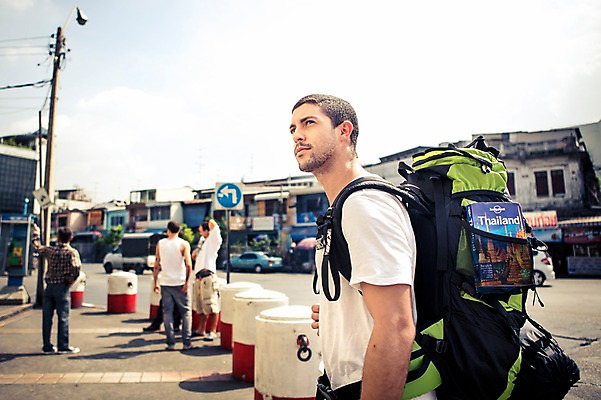 포토 JPG 주간 서양인 외국인 라이프스타일 응시 남자 여유 맨라이프 해외여행 여행 배낭 태국 거리 2014년태국 서기 사람 여러명 상반신 20대 성인 야외 옆모습 청춘 배낭여행 방콕 남자만 성인남자만 청년만 청년남자만 성인만 국내포토 자연요소 해외기획촬영 해외 시선 감정 아시아 뷰포인트 다수 컨셉 가방 모션 인종 청년 생활 파일형식