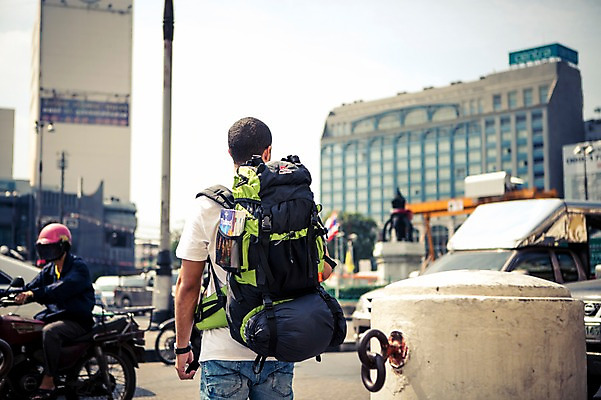 포토 JPG 주간 서양인 외국인 라이프스타일 남자 여유 맨라이프 해외여행 여행 배낭 자동차 태국 거리 2014년태국 한명 서기 사람 상반신 20대 성인 야외 건물 뒷모습 청춘 배낭여행 방콕 청년만 청년남자만 청년남자한명만 성인남자한명만 국내포토 자연요소 해외기획촬영 1 해외 건축물 감정 아시아 육상교통 뷰포인트 컨셉 가방 모션 인종 청년 생활 남자만 남자한명만 성인남자만 성인만 파일형식