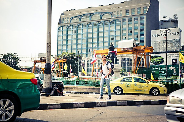포토 JPG 주간 전신 서양인 외국인 라이프스타일 남자 여유 맨라이프 해외여행 여행 배낭 자동차 태국 거리 2014년태국 한명 서기 사람 20대 성인 야외 건물 앞모습 청춘 배낭여행 방콕 청년만 청년남자만 청년남자한명만 성인남자한명만 국내포토 자연요소 해외기획촬영 1 해외 건축물 감정 아시아 육상교통 뷰포인트 컨셉 가방 모션 인종 청년 생활 남자만 남자한명만 성인남자만 성인만 파일형식
