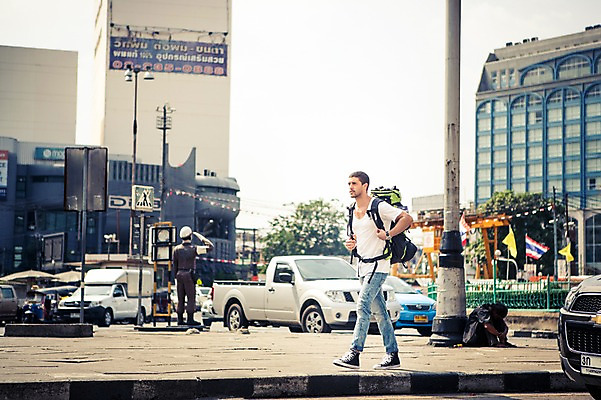 포토 JPG 주간 전신 서양인 외국인 라이프스타일 남자 여유 맨라이프 해외여행 여행 배낭 자동차 태국 거리 2014년태국 한명 사람 20대 성인 야외 건물 옆모습 청춘 걷기 배낭여행 방콕 청년만 청년남자만 청년남자한명만 성인남자한명만 국내포토 자연요소 해외기획촬영 1 해외 건축물 감정 아시아 육상교통 뷰포인트 컨셉 가방 모션 인종 청년 생활 남자만 남자한명만 성인남자만 성인만 파일형식