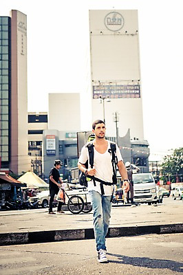 포토 JPG 주간 전신 서양인 외국인 라이프스타일 남자 여유 맨라이프 해외여행 여행 배낭 태국 거리 2014년태국 한명 사람 20대 성인 야외 건물 앞모습 청춘 걷기 배낭여행 방콕 청년만 청년남자만 청년남자한명만 성인남자한명만 국내포토 자연요소 해외기획촬영 1 해외 건축물 감정 아시아 뷰포인트 컨셉 가방 모션 인종 청년 생활 남자만 남자한명만 성인남자만 성인만 파일형식