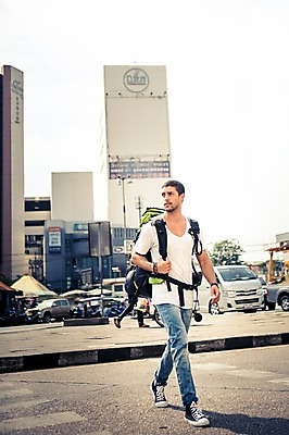 포토 JPG 주간 전신 서양인 외국인 라이프스타일 응시 남자 여유 맨라이프 해외여행 여행 배낭 자동차 태국 거리 2014년태국 한명 사람 20대 성인 야외 건물 앞모습 청춘 걷기 배낭여행 방콕 청년만 청년남자만 청년남자한명만 성인남자한명만 국내포토 자연요소 해외기획촬영 1 해외 건축물 시선 감정 아시아 육상교통 뷰포인트 컨셉 가방 모션 인종 청년 생활 남자만 남자한명만 성인남자만 성인만 파일형식