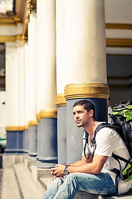 포토 JPG 주간 서양인 외국인 라이프스타일 응시 남자 여유 맨라이프 해외여행 여행 배낭 태국 휴식 2014년태국 한명 사람 앉기 상반신 20대 성인 야외 옆모습 청춘 배낭여행 방콕 청년만 청년남자만 청년남자한명만 성인남자한명만 국내포토 자연요소 해외기획촬영 1 해외 시선 감정 아시아 뷰포인트 컨셉 가방 모션 인종 청년 생활 남자만 남자한명만 성인남자만 성인만 파일형식