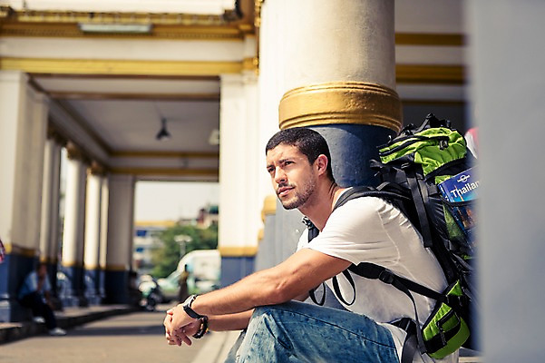 포토 JPG 주간 서양인 외국인 라이프스타일 응시 남자 여유 맨라이프 해외여행 여행 배낭 태국 휴식 거리 2014년태국 한명 사람 앉기 상반신 20대 성인 야외 옆모습 청춘 배낭여행 방콕 청년만 청년남자만 청년남자한명만 성인남자한명만 국내포토 자연요소 해외기획촬영 1 해외 시선 감정 아시아 뷰포인트 컨셉 가방 모션 인종 청년 생활 남자만 남자한명만 성인남자만 성인만 파일형식