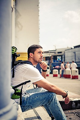 포토 JPG 주간 서양인 외국인 라이프스타일 응시 남자 여유 맨라이프 해외여행 여행 배낭 태국 휴식 2014년태국 한명 사람 앉기 상반신 20대 성인 야외 옆모습 청춘 배낭여행 방콕 청년만 청년남자만 청년남자한명만 성인남자한명만 국내포토 자연요소 해외기획촬영 1 해외 시선 감정 아시아 뷰포인트 컨셉 가방 모션 인종 청년 생활 남자만 남자한명만 성인남자만 성인만 파일형식