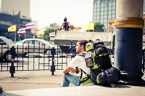 포토 JPG 주간 서양인 외국인 라이프스타일 남자 여유 맨라이프 해외여행 여행 배낭 자동차 태국 휴식 거리 2014년태국 한명 사람 앉기 상반신 20대 성인 야외 뒷모습 울타리 청춘 배낭여행 방콕 청년만 청년남자만 청년남자한명만 성인남자한명만 국내포토 자연요소 해외기획촬영 1 해외 감정 아시아 육상교통 뷰포인트 컨셉 가방 모션 인종 청년 생활 담장 남자만 남자한명만 성인남자만 성인만 파일형식