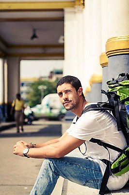 포토 JPG 주간 서양인 외국인 라이프스타일 응시 남자 여유 맨라이프 해외여행 여행 배낭 태국 휴식 거리 2014년태국 한명 사람 앉기 상반신 20대 성인 야외 옆모습 청춘 배낭여행 방콕 청년만 청년남자만 청년남자한명만 성인남자한명만 국내포토 자연요소 해외기획촬영 1 해외 시선 감정 아시아 뷰포인트 컨셉 가방 모션 인종 청년 생활 남자만 남자한명만 성인남자만 성인만 파일형식