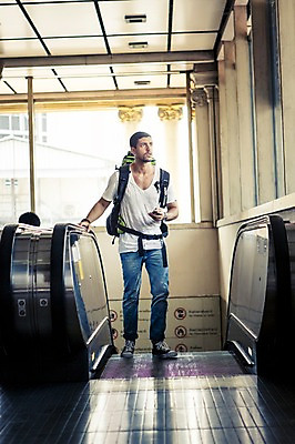 포토 JPG 주간 전신 서양인 외국인 라이프스타일 남자 여유 맨라이프 해외여행 여행 배낭 태국 2014년태국 한명 서기 사람 20대 성인 야외 앞모습 청춘 배낭여행 방콕 에스컬레이터 청년만 청년남자만 청년남자한명만 성인남자한명만 국내포토 자연요소 해외기획촬영 1 해외 감정 아시아 뷰포인트 컨셉 가방 모션 인종 청년 생활 남자만 남자한명만 성인남자만 성인만 파일형식