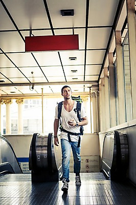 포토 JPG 주간 전신 서양인 외국인 라이프스타일 응시 남자 여유 맨라이프 해외여행 여행 배낭 태국 2014년태국 한명 사람 20대 성인 야외 앞모습 청춘 걷기 배낭여행 방콕 에스컬레이터 청년만 청년남자만 청년남자한명만 성인남자한명만 국내포토 자연요소 해외기획촬영 1 해외 시선 감정 아시아 뷰포인트 컨셉 가방 모션 인종 청년 생활 남자만 남자한명만 성인남자만 성인만 파일형식