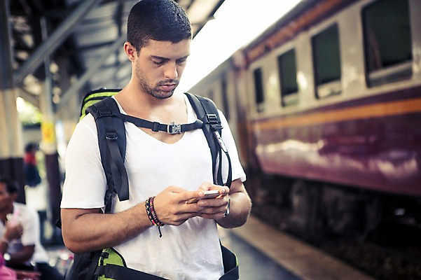 포토 JPG 주간 서양인 외국인 라이프스타일 남자 맨라이프 해외여행 여행 이동 배낭 태국 2014년태국 한명 서기 들기 사람 상반신 20대 성인 야외 앞모습 스마트폰 청춘 기차 기다림 배낭여행 방콕 기차역 청년만 청년남자만 청년남자한명만 성인남자한명만 국내포토 자연요소 해외기획촬영 1 해외 아시아 육상교통 뷰포인트 컨셉 가방 모션 대중교통 인종 청년 생활 핸드폰 스마트기기 역 남자만 남자한명만 성인남자만 성인만 파일형식