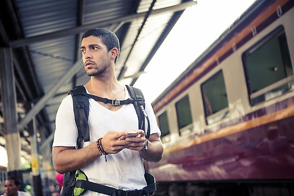 포토 JPG 주간 서양인 외국인 라이프스타일 응시 남자 맨라이프 해외여행 여행 이동 배낭 태국 2014년태국 한명 서기 들기 사람 상반신 20대 성인 야외 앞모습 스마트폰 청춘 기차 배낭여행 방콕 기차역 청년만 청년남자만 청년남자한명만 성인남자한명만 국내포토 자연요소 해외기획촬영 1 해외 시선 아시아 육상교통 뷰포인트 컨셉 가방 모션 대중교통 인종 청년 생활 핸드폰 스마트기기 역 남자만 남자한명만 성인남자만 성인만 파일형식