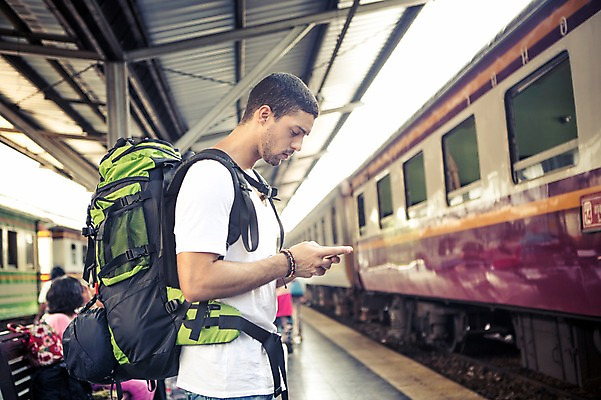 포토 JPG 주간 서양인 외국인 라이프스타일 남자 맨라이프 해외여행 여행 이동 배낭 태국 2014년태국 한명 서기 들기 사람 상반신 20대 성인 야외 옆모습 스마트폰 청춘 기차 기다림 배낭여행 방콕 기차역 청년만 청년남자만 청년남자한명만 성인남자한명만 국내포토 자연요소 해외기획촬영 1 해외 아시아 육상교통 뷰포인트 컨셉 가방 모션 대중교통 인종 청년 생활 핸드폰 스마트기기 역 남자만 남자한명만 성인남자만 성인만 파일형식