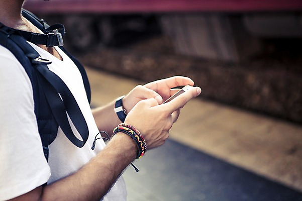 포토 JPG 주간 서양인 외국인 라이프스타일 손 남자 맨라이프 해외여행 여행 이동 태국 2014년태국 한명 들기 사람 상반신 20대 성인 야외 옆모습 신체부위 스마트폰 청춘 배낭여행 방콕 청년만 국내포토 자연요소 해외기획촬영 1 해외 아시아 뷰포인트 컨셉 모션 인종 청년 생활 핸드폰 스마트기기 성인만 파일형식