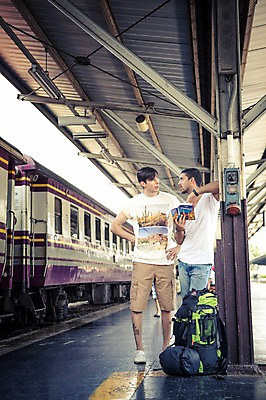 포토 JPG 주간 전신 서양인 외국인 라이프스타일 남자 맨라이프 해외여행 여행 이동 배낭 태국 2014년태국 서기 들기 사람 20대 성인 야외 두명 앞모습 친구 청춘 기차 기다림 가이드북 배낭여행 방콕 기차역 성인남자만 청년만 청년남자만 국내포토 자연요소 해외기획촬영 해외 아시아 육상교통 뷰포인트 컨셉 가방 관계 모션 대중교통 인종 청년 생활 역 남자만 성인만 파일형식