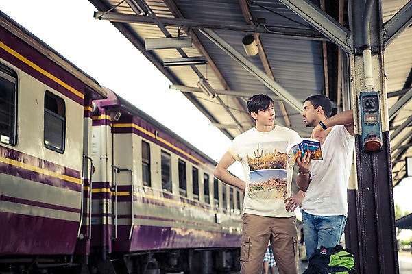 포토 JPG 주간 서양인 외국인 라이프스타일 남자 맨라이프 해외여행 여행 이동 태국 2014년태국 서기 들기 사람 상반신 20대 성인 야외 두명 앞모습 옆모습 친구 청춘 기차 가이드북 배낭여행 방콕 기차역 성인남자만 청년만 청년남자만 국내포토 자연요소 해외기획촬영 해외 아시아 육상교통 뷰포인트 컨셉 관계 모션 대중교통 인종 청년 생활 역 남자만 성인만 파일형식